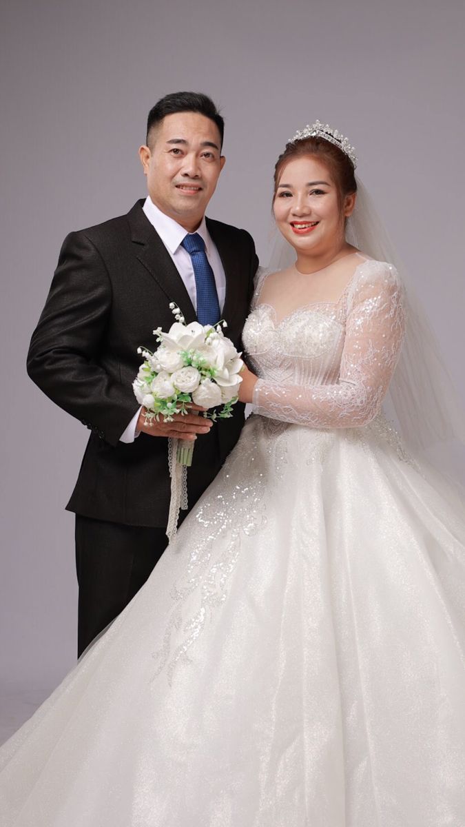 Cặp đôi chụp ảnh cưới sang trọng
