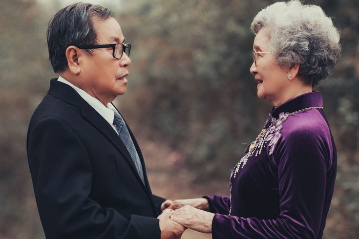 Cặp đôi nắm tay ngoài trời